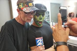 Ruben Galvan of Channel 2 KPRC takes a photo with Corey the Makeup Artist from Houston Terror Dome Haunted House